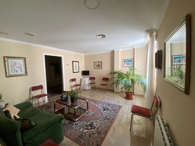 Sala de espera en clínica ginecológica Dr. Francisco Valdivieso Pérez en Jaén